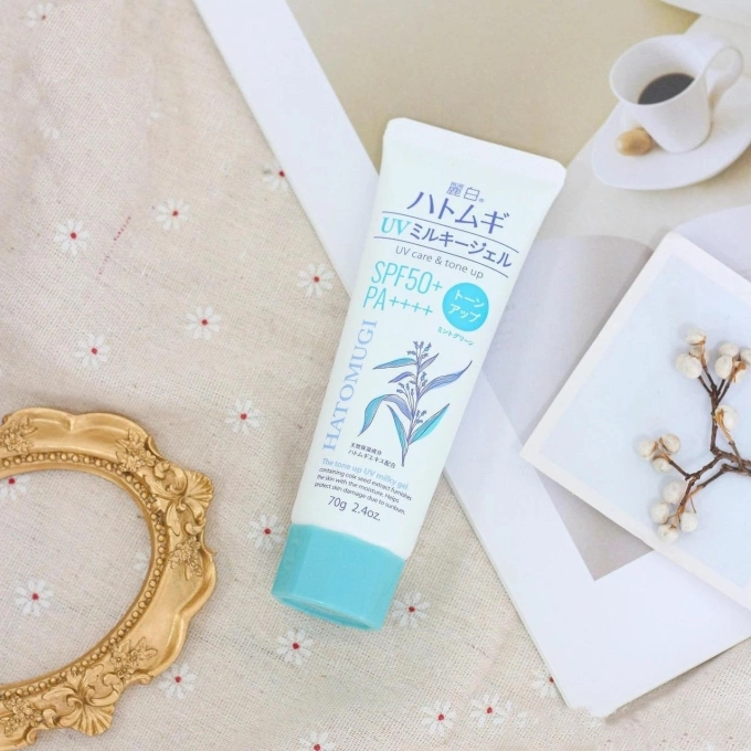 Hatomugi UV Care & Tone Up SPF50+ PA++++: Lựa chọn kinh tế, kết cấu gel mỏng nhẹ, thấm nhanh, rất phù hợp cho những chuyến đi biển dài ngày. Giá tham khảo: 100.000 đồng.