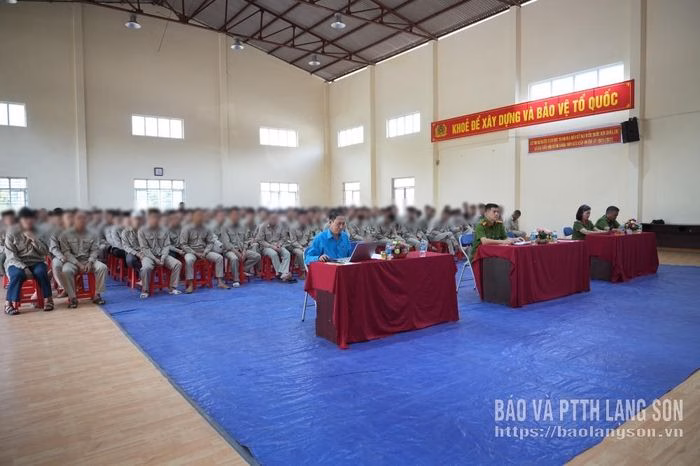 Các đại biểu và học viên cùng hội ngộ trong không khí ấm cúng của ngày lễ