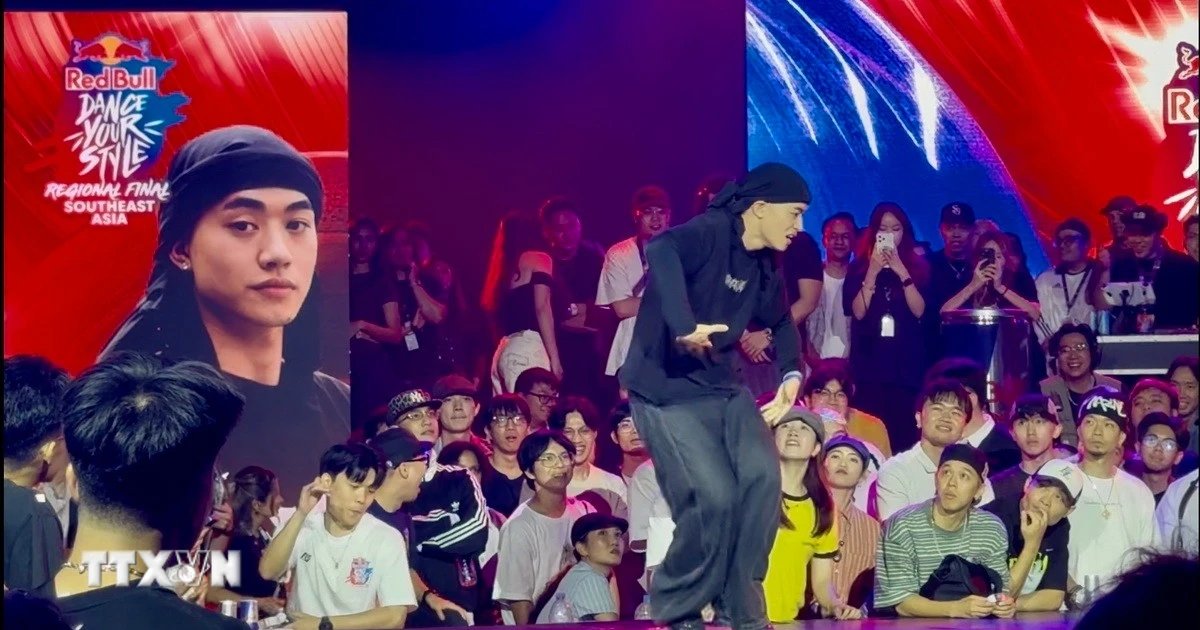 Vũ Công Việt Nam Gây Sốt Tại Chung Kết Red Bull Dance Your Style Singapore