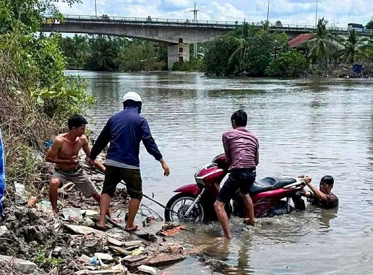 Cà Mau: Phát hiện thi thể nhân viên trường học trôi trên sông Chắc Băng