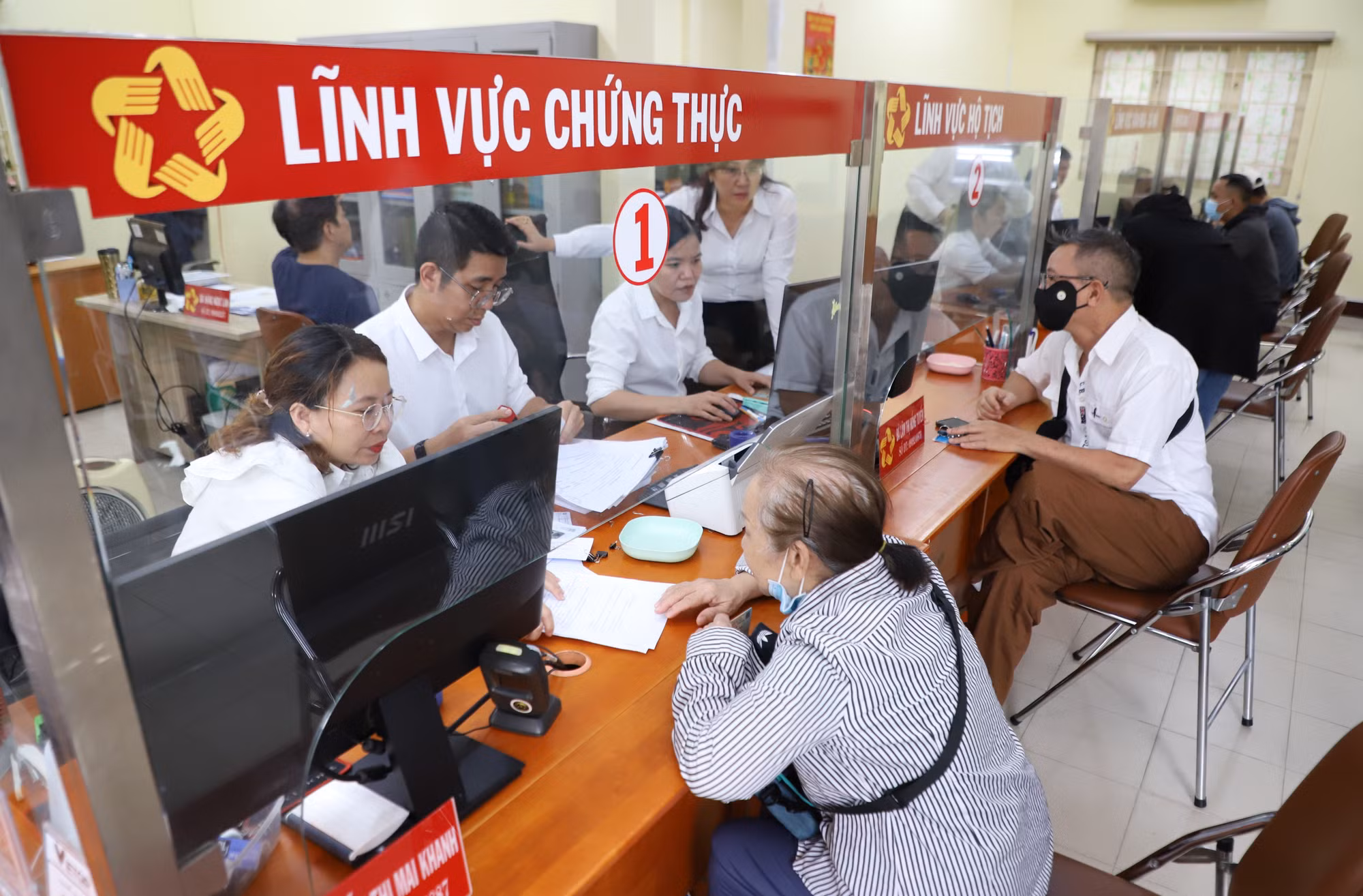 Cán bộ phường Cầu Kiệu, TPHCM giải quyết hồ sơ cho người dân trong giai đoạn đầu vận hành chính quyền địa phương 2 cấp. Ảnh: Ngô Tùng.