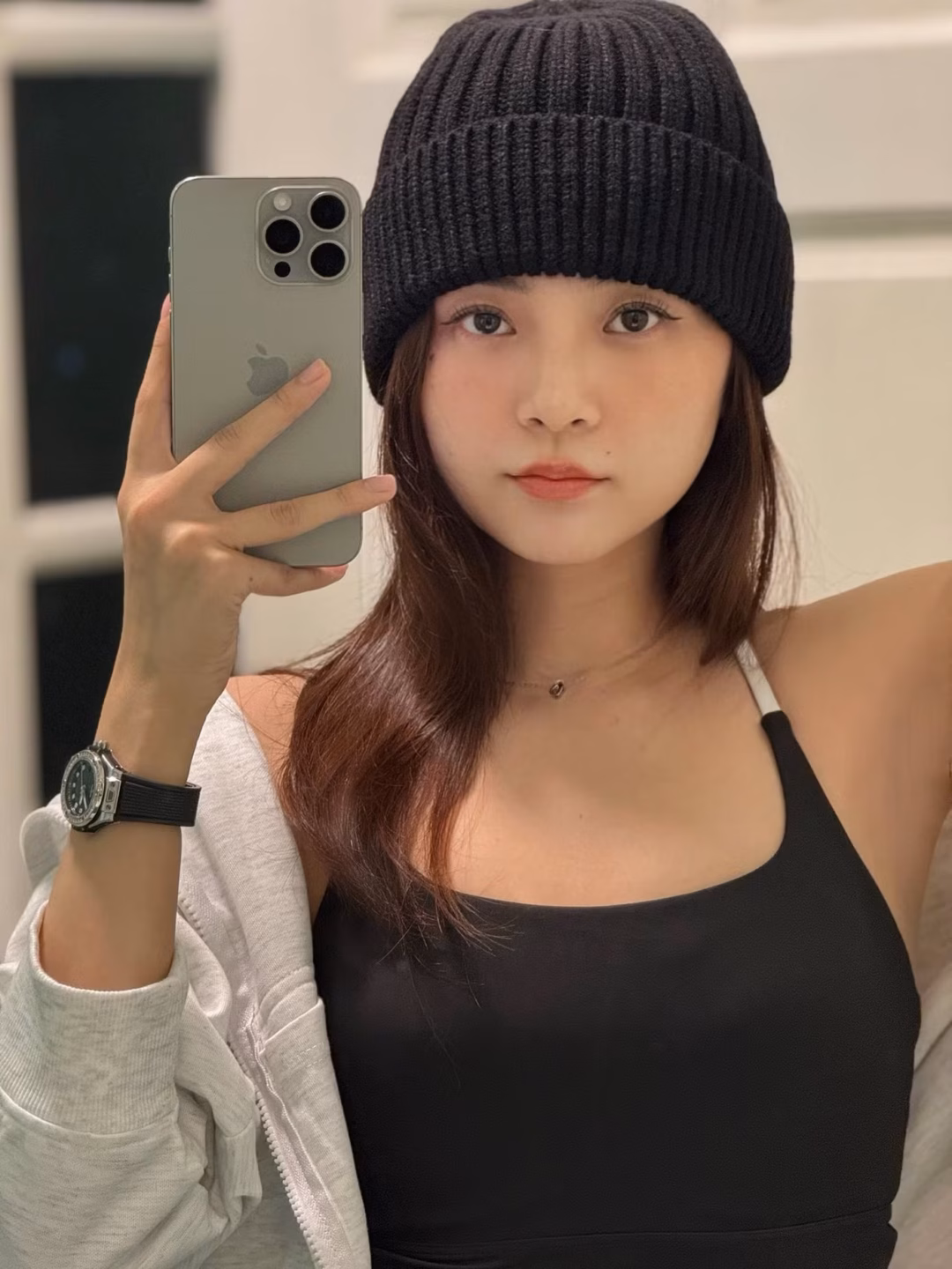 Sự kết hợp tinh tế giữa đồ cơ bản và phụ kiện high-end
