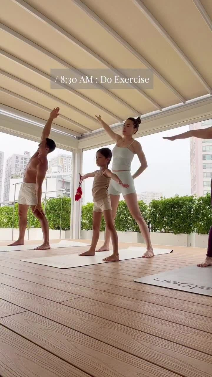 Gia đình Hồ Ngọc Hà dành thời gian tập thể dục cùng nhau, tạo thói quen lành mạnh cho các con từ nhỏ.