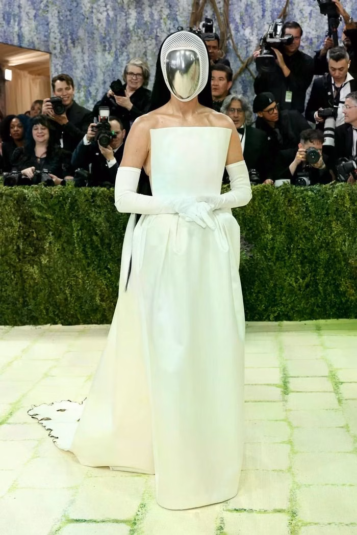 Sự phá cách của Katy Perry bị đánh giá là lạc quẻ với chủ đề chính.