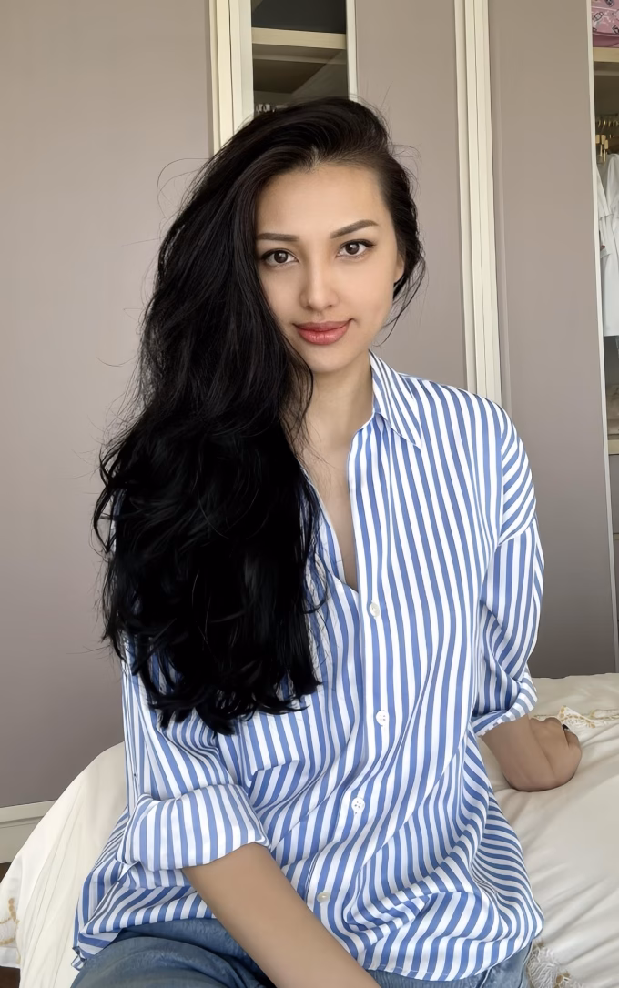 Sự kiên trì trong chăm sóc giúp cựu siêu mẫu duy trì mái tóc dày và bóng mượt