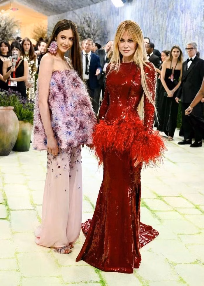 Sự kết hợp hoàn hảo giữa Chanel và Dior tạo nên diện mạo đẳng cấp cho mẹ con Nicole Kidman.