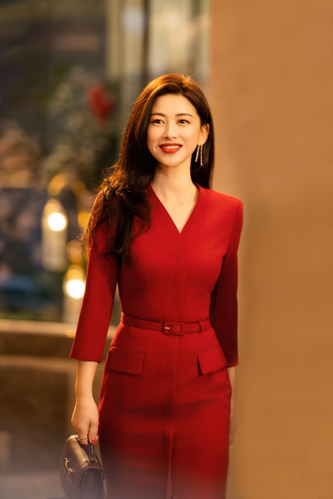 Trong phim mới Mật Ngữ Kỷ, Chu Châu toát lên vẻ quyến rũ trưởng thành và bản lĩnh của một nữ luật sư sắc sảo. Ảnh: Weibo