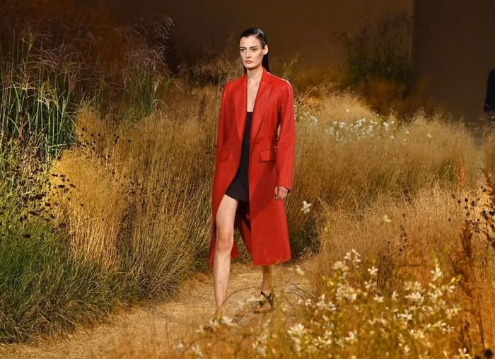 Những thiết kế của Hermès đưa người xem trở về với sự thuần khiết của đất mẹ. Ảnh: Getty for Hermes