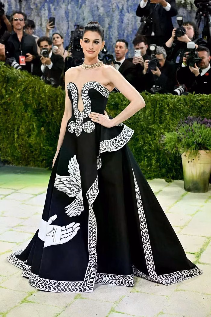 Thời trang không chỉ để đẹp, mà còn để lên tiếng như cách Sarah Paulson thực hiện.