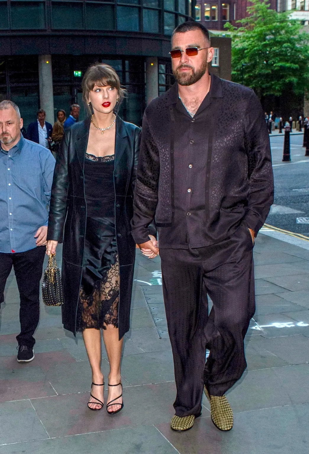 Sự kết hợp giữa chất liệu satin và da của Taylor Swift tạo nên vẻ ngoài vừa quyến rũ vừa hiện đại. Ảnh: GoffPhotos