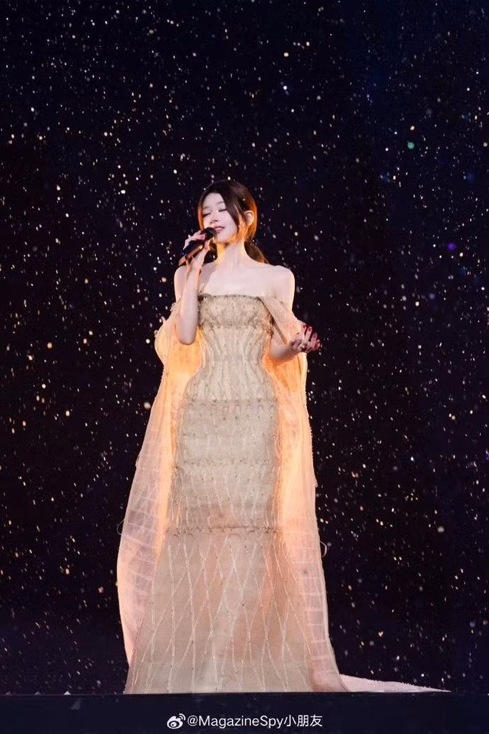 Triệu Lộ Tư trong tạo hình tiên tử tại concert