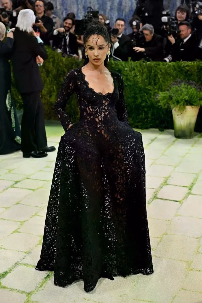 Vẻ đẹp huyền bí của Zoe Kravitz trong chất liệu ren xuyên thấu.